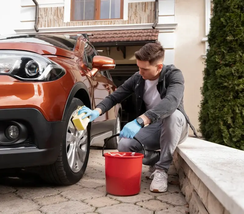 Lavage auto à domicile Saint-Thual : professionnel intervenant sur un véhicule